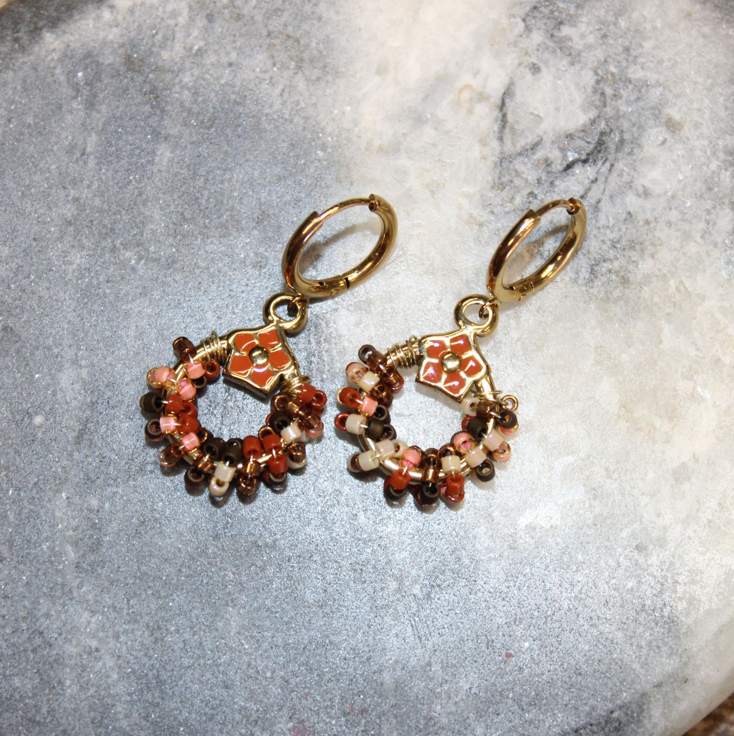 Boucles d'oreilles avec perles, étoile et émail - Terracotta