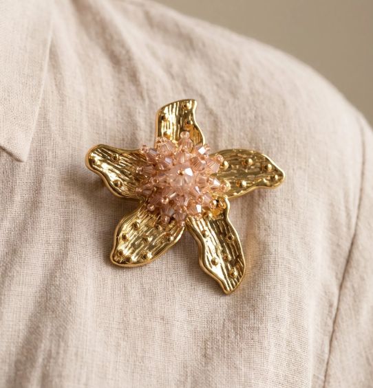 Broche "Pivoine" en acier doré avec perles champagnes