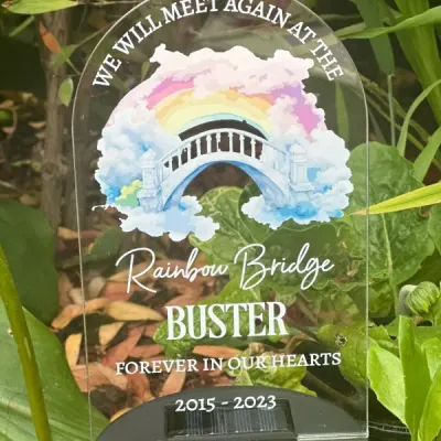 Personalised We Will Meet Again At The Rainbow Bridge – Forever In Our Hearts V1 UV Printed Memorial Garden Solar Light LED Stake