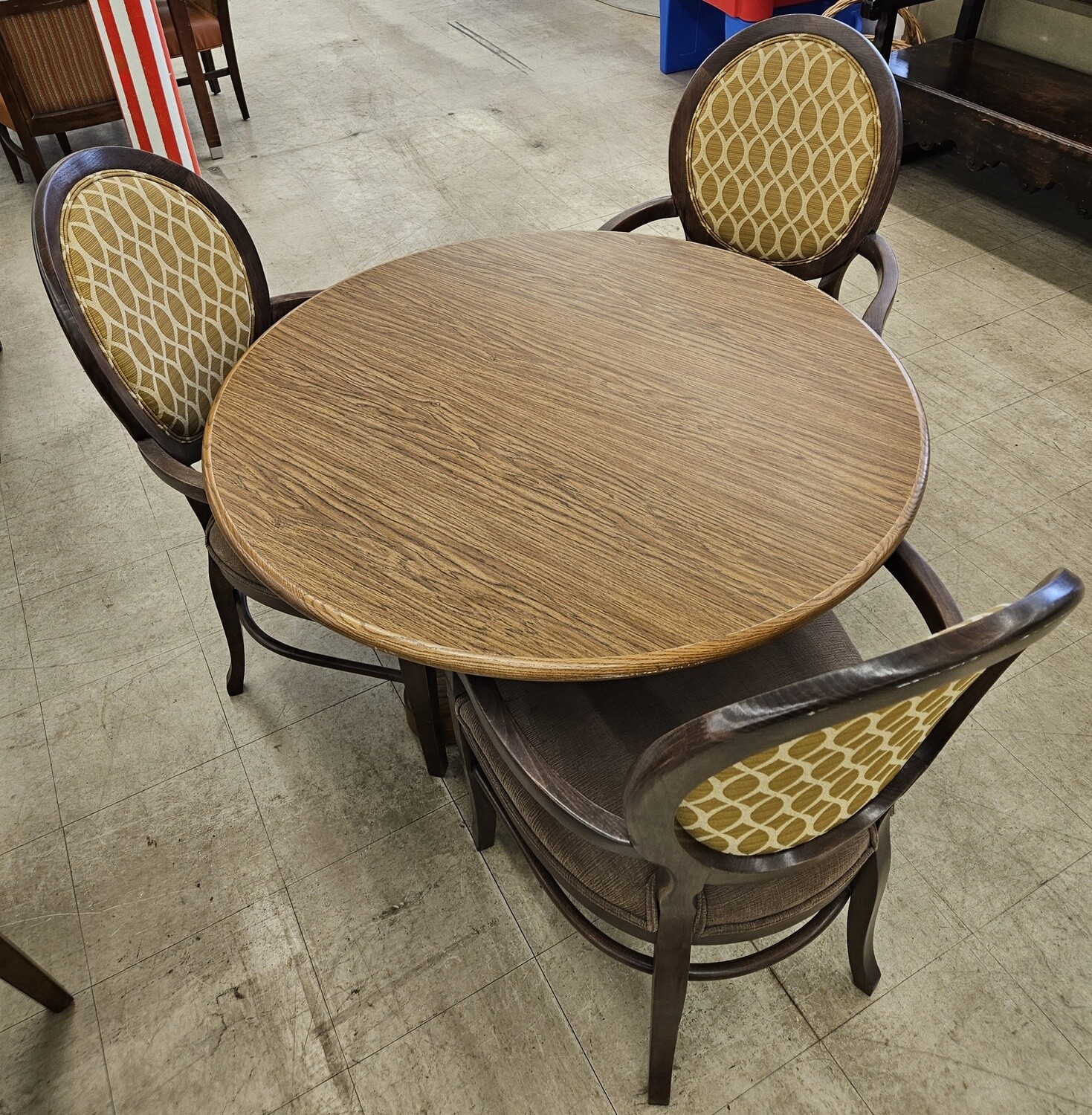 Nice Round Oak Dining Table & 3 Chairs