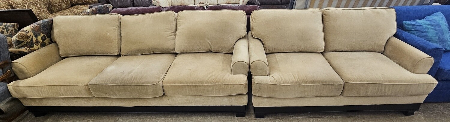 Inviting Couch Set