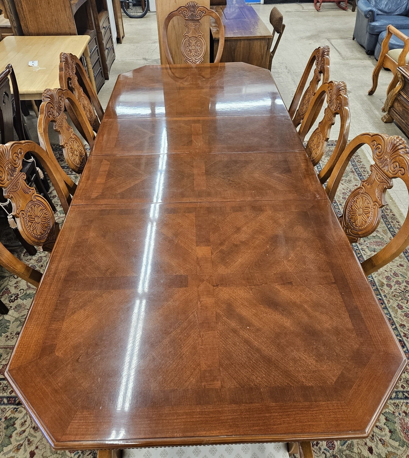 Incredible Dining table &amp; chairs