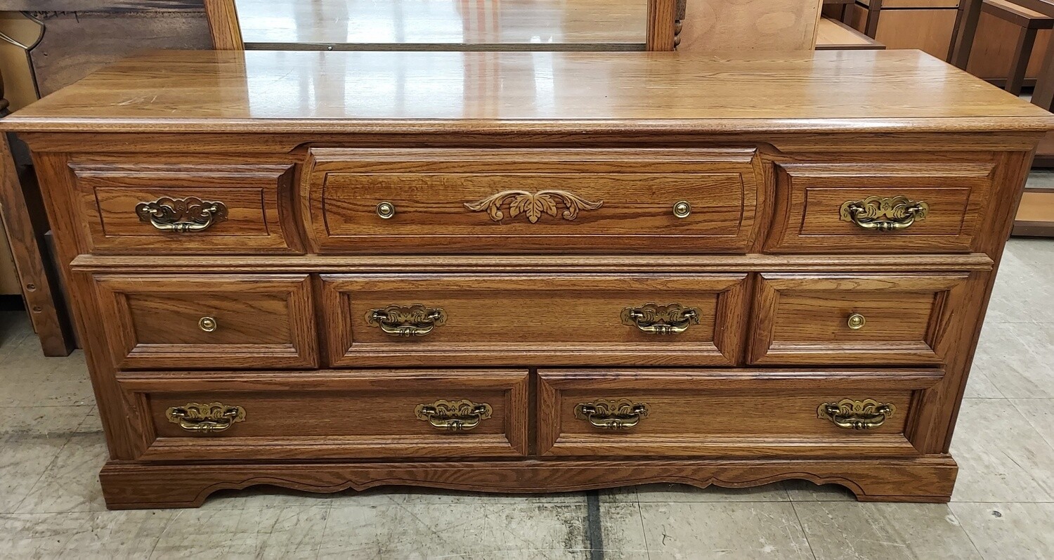 Exquisite Broyhill Oak Dresser w/ Mirror
