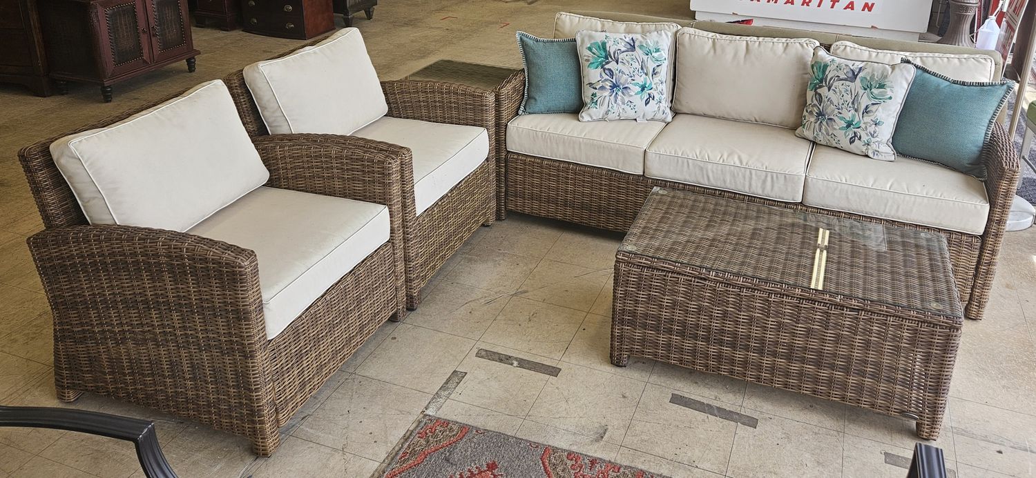 Luxury 5 piece Patio Set From Crosley Furniture.