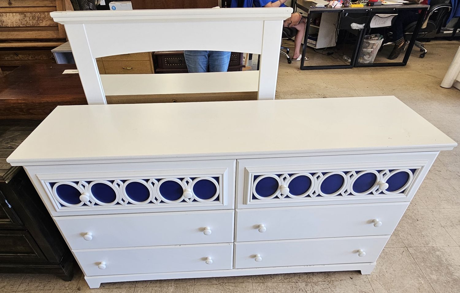 The Ashley&#39;s Zayley Dresser &amp; Mirror in White