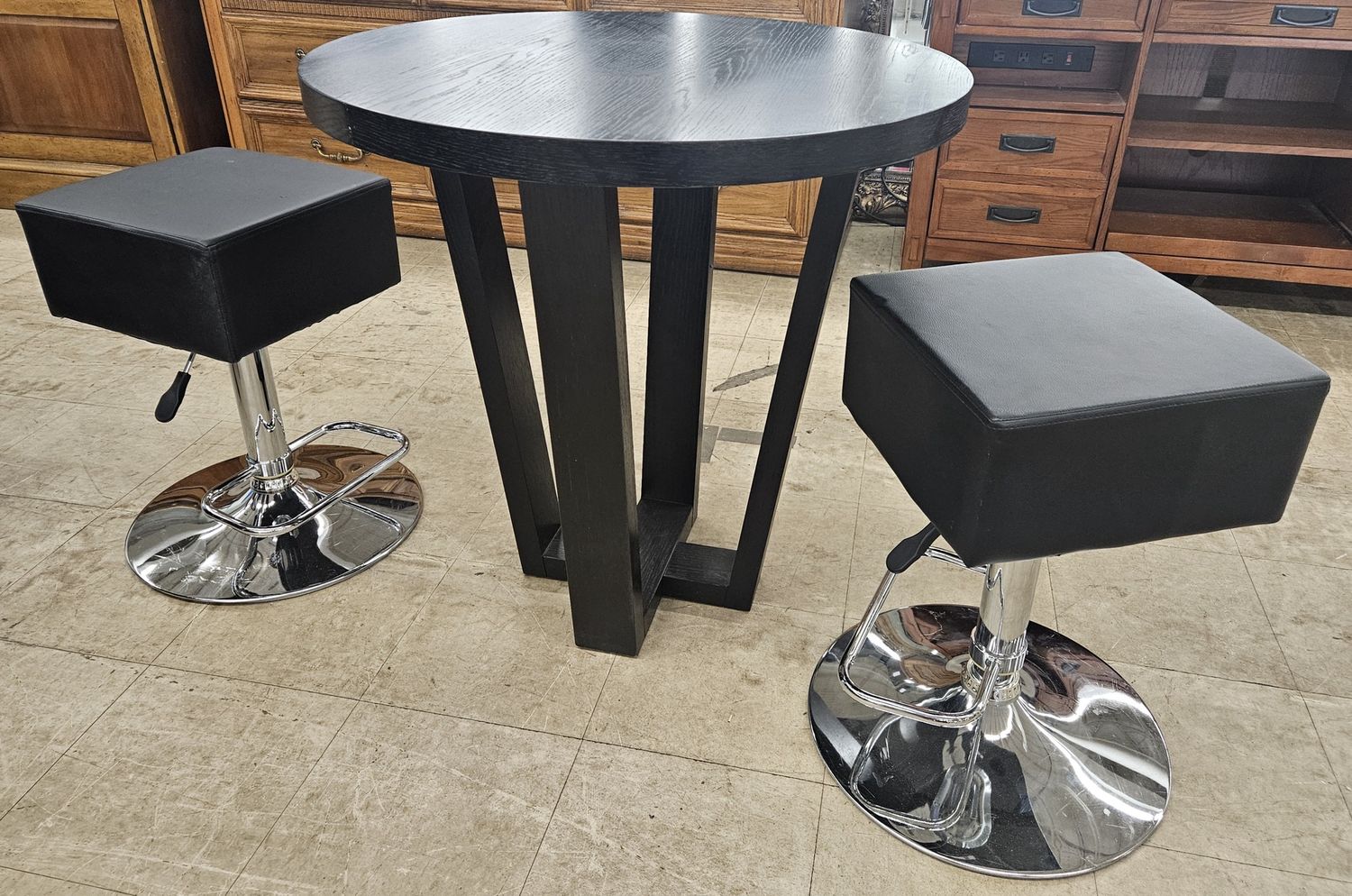 Black Oak Round Table With 2 Square Stools