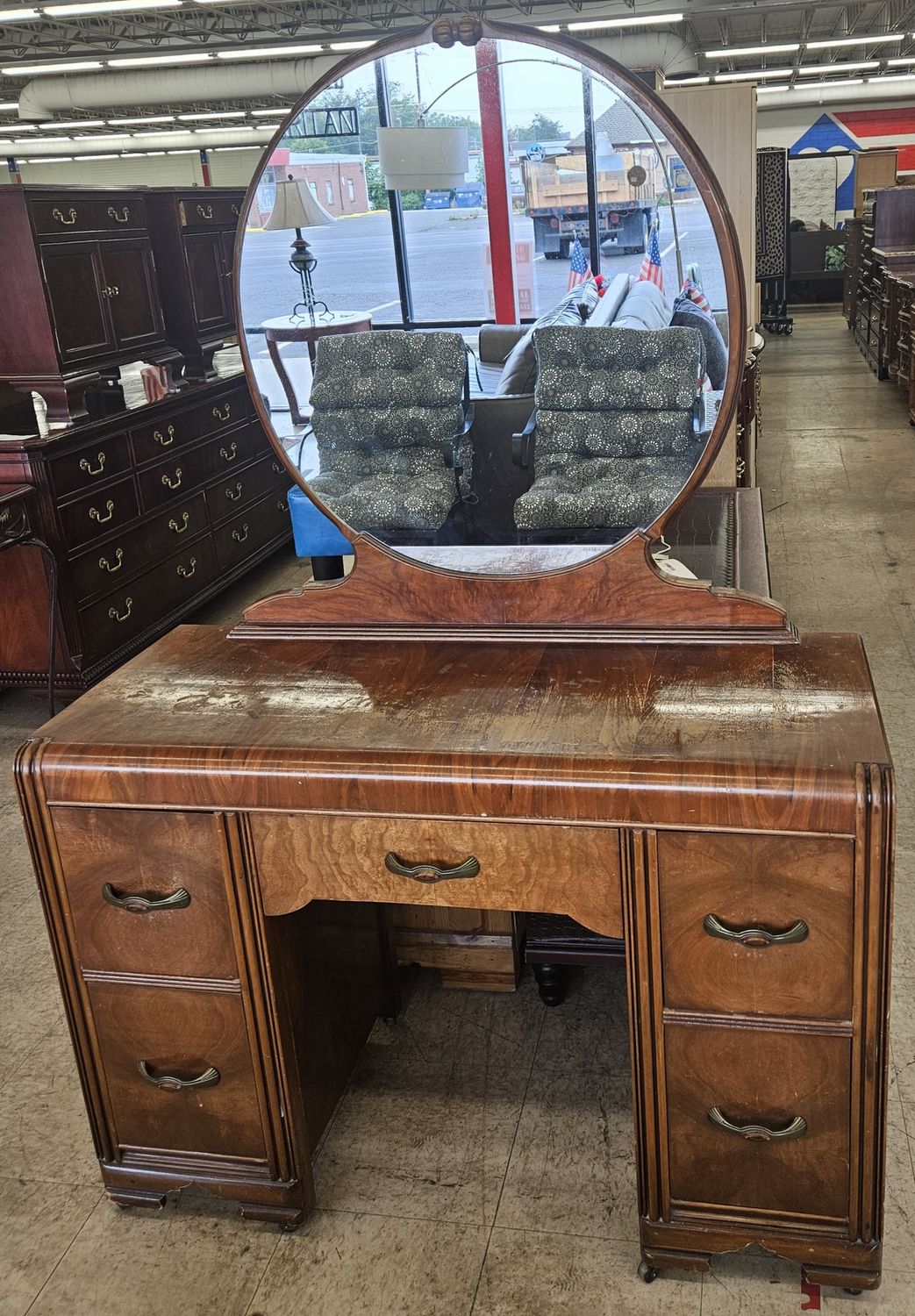Vintage vanity dresser
