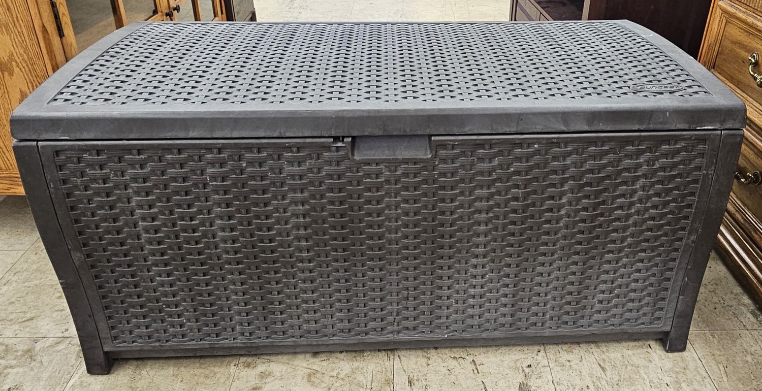 Suncast Wicker 73 Gallon Water Resistant Deck Box