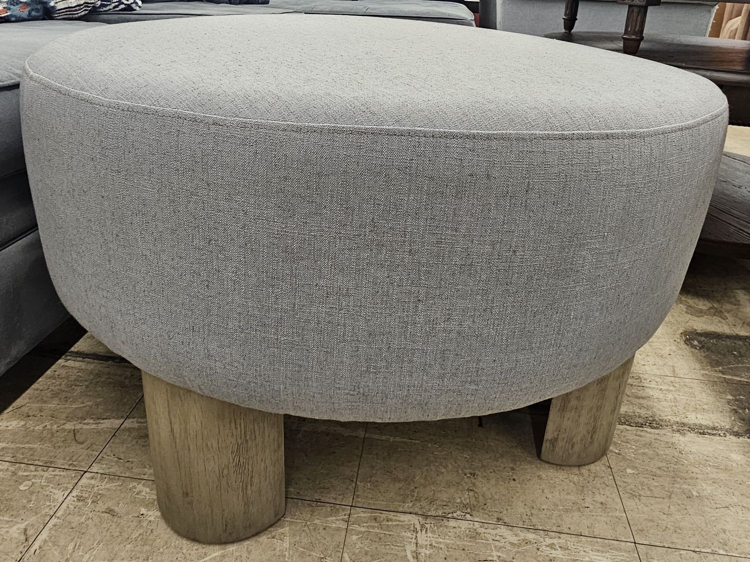 Maven Lane - Contemporary Celia Round Ottoman