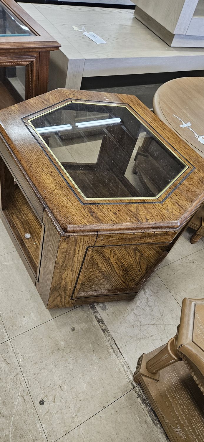 Glass Top End Table **DELIVERY AVAILABLE