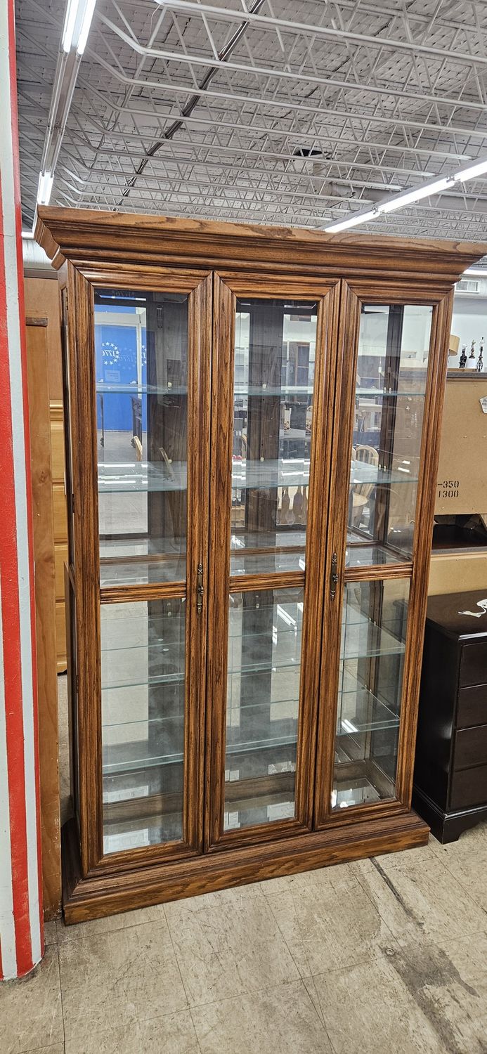 Beautiful Mirrored/Lighted Oak Cabinet **DELIVERY AVAILABLE