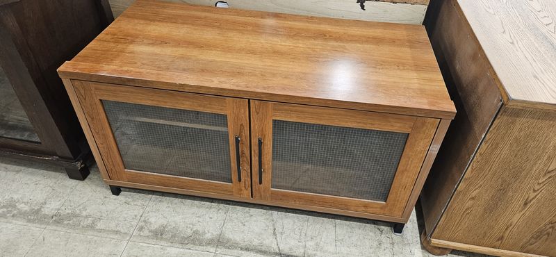 Light &amp; Modern TV Stand ** DELIVERY AVAILABLE