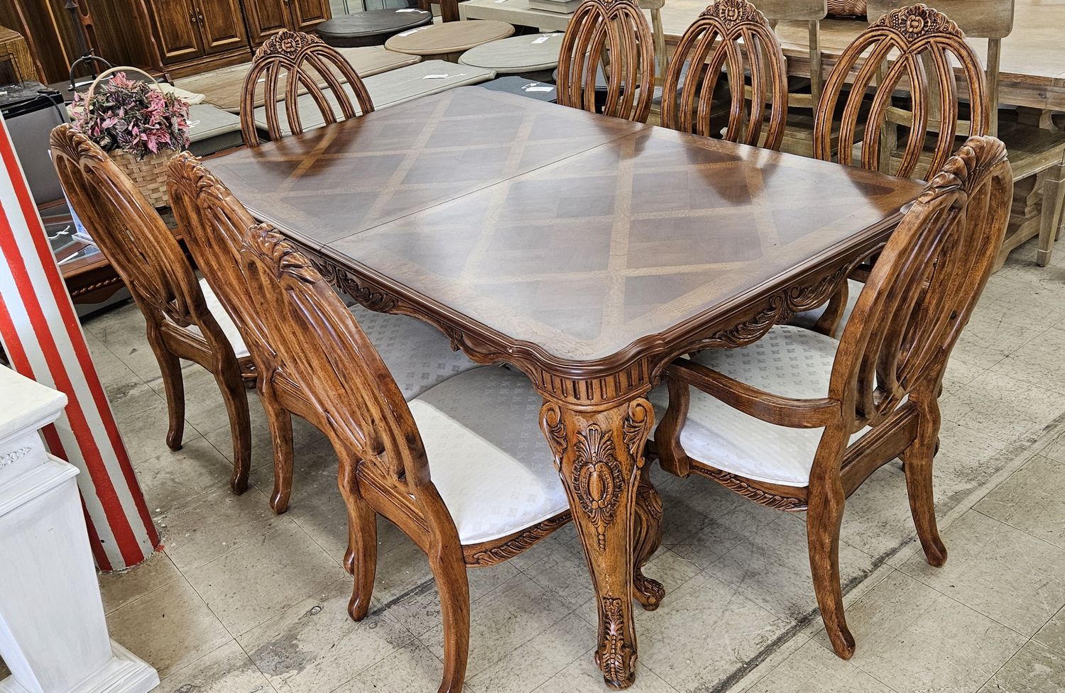 GORGEOUS Dining Table &amp; 8 Chairs ** DELIVERY AVAILABLE