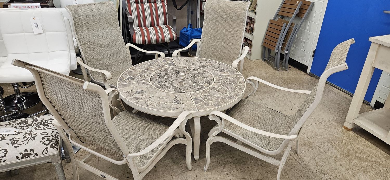 Patio Set:  4 Chairs, Table with Fire Pit **DELIVERY NOT