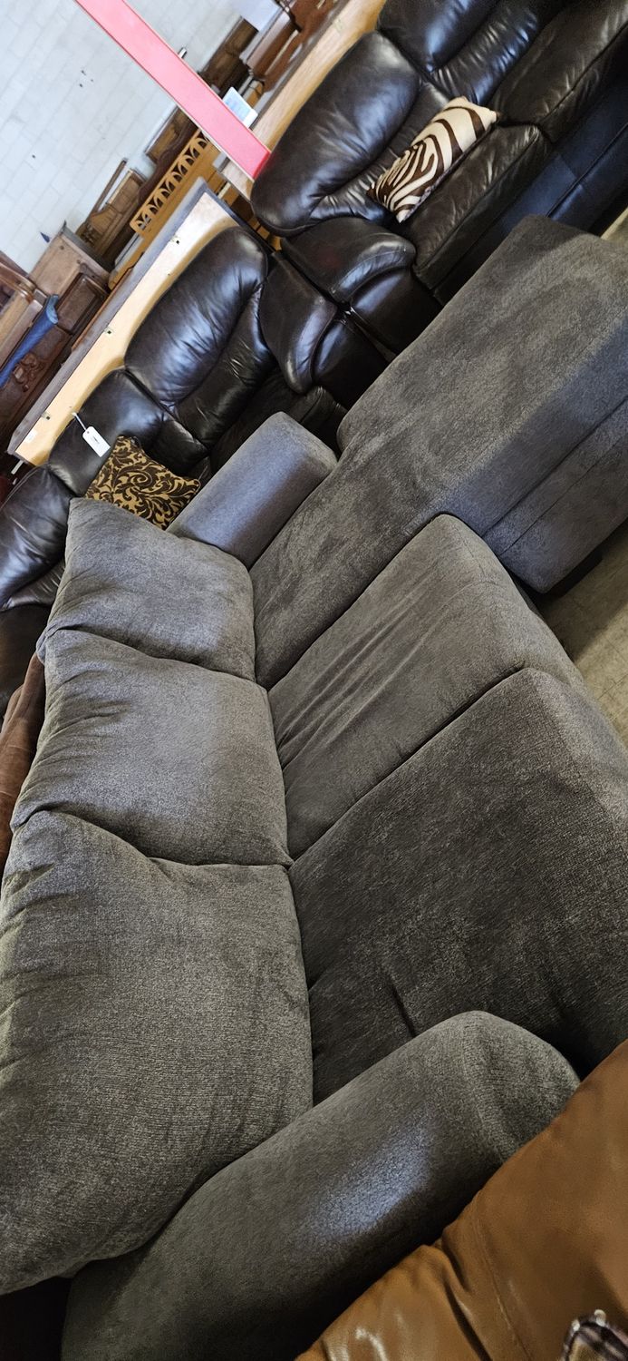 Great Gray L-Shaped Sectional Couch with Reversible Lounge**DELIVERY AVAILABLE