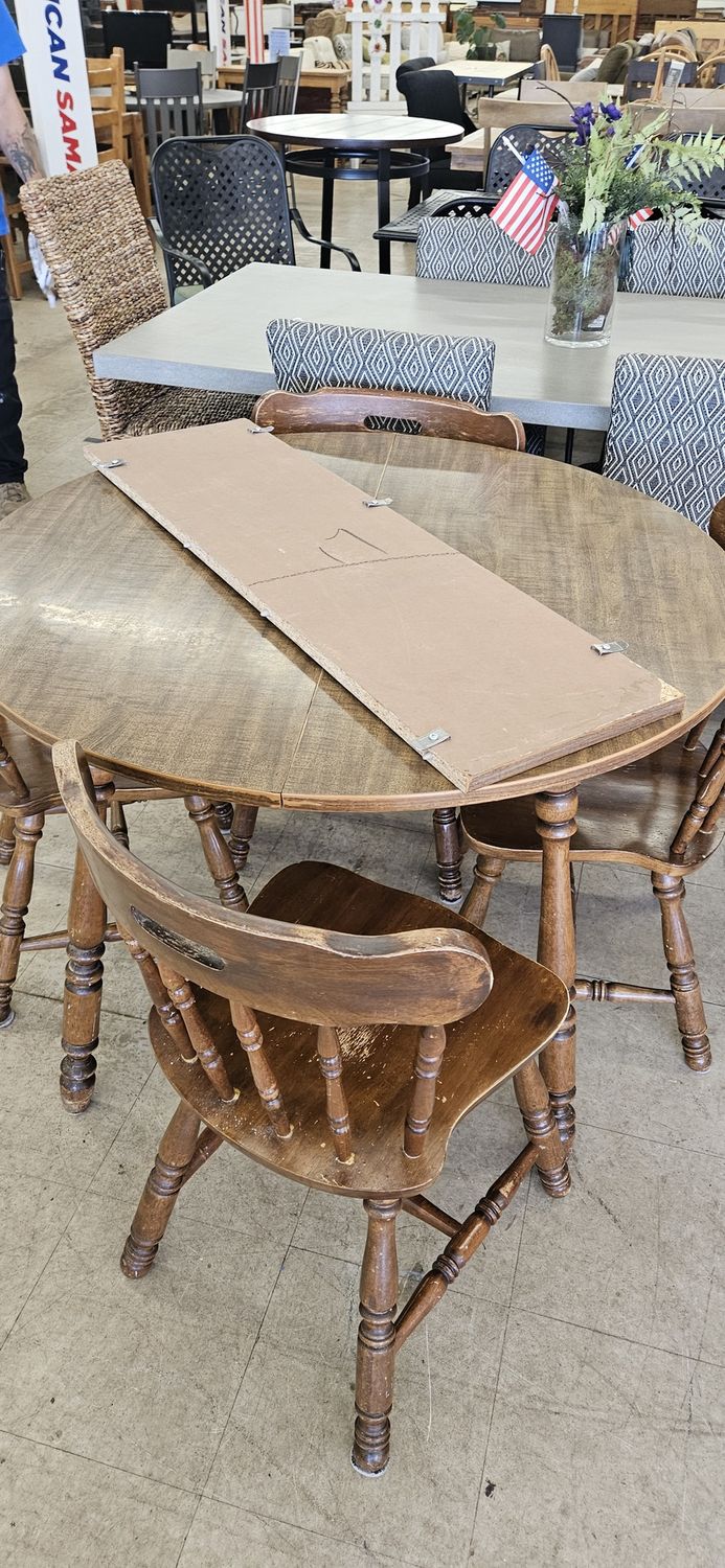 Round Dining Table with Leaf &amp; 4 Chairs ** DELIVERY AVAILABLE