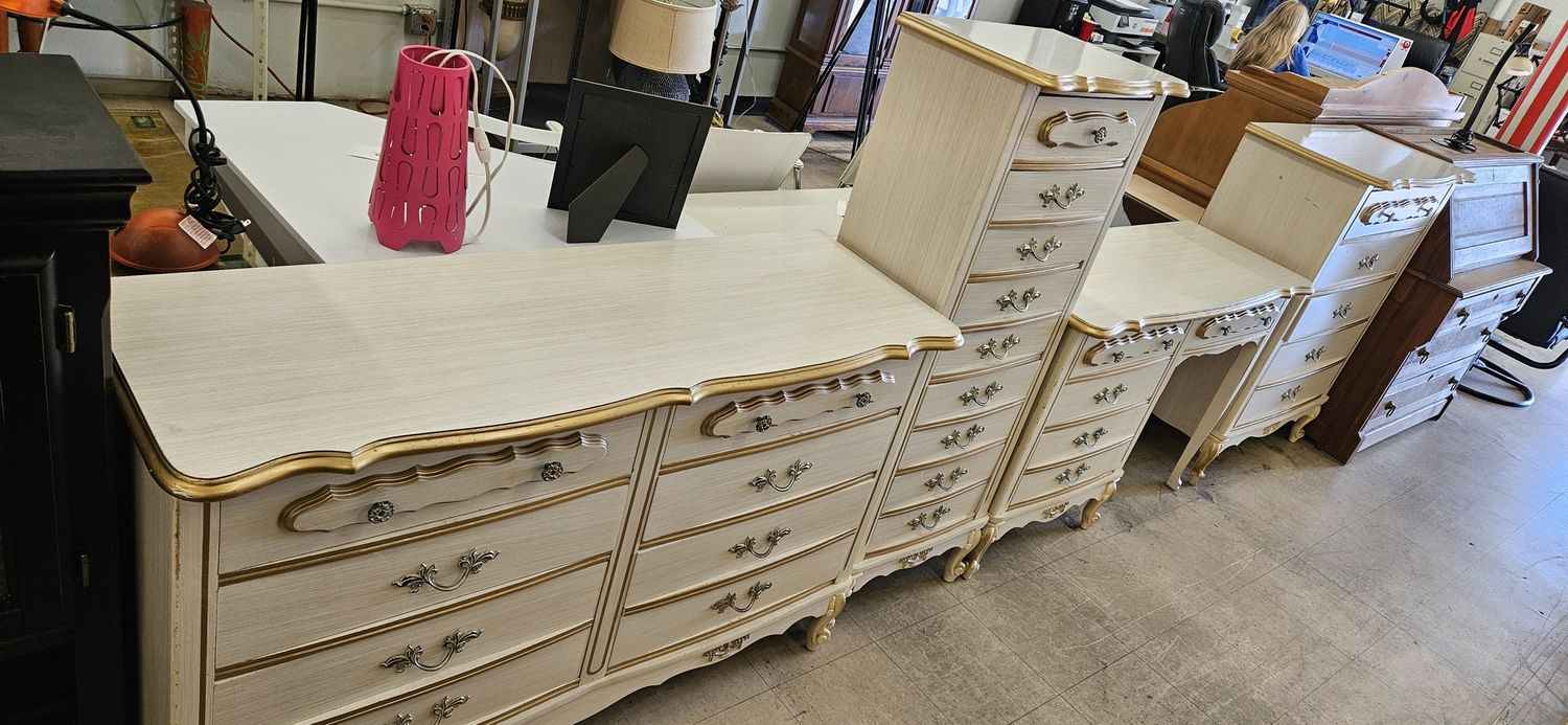 French Provincial 3pc Bedroom Set ** DELIVERY AVAILABLE