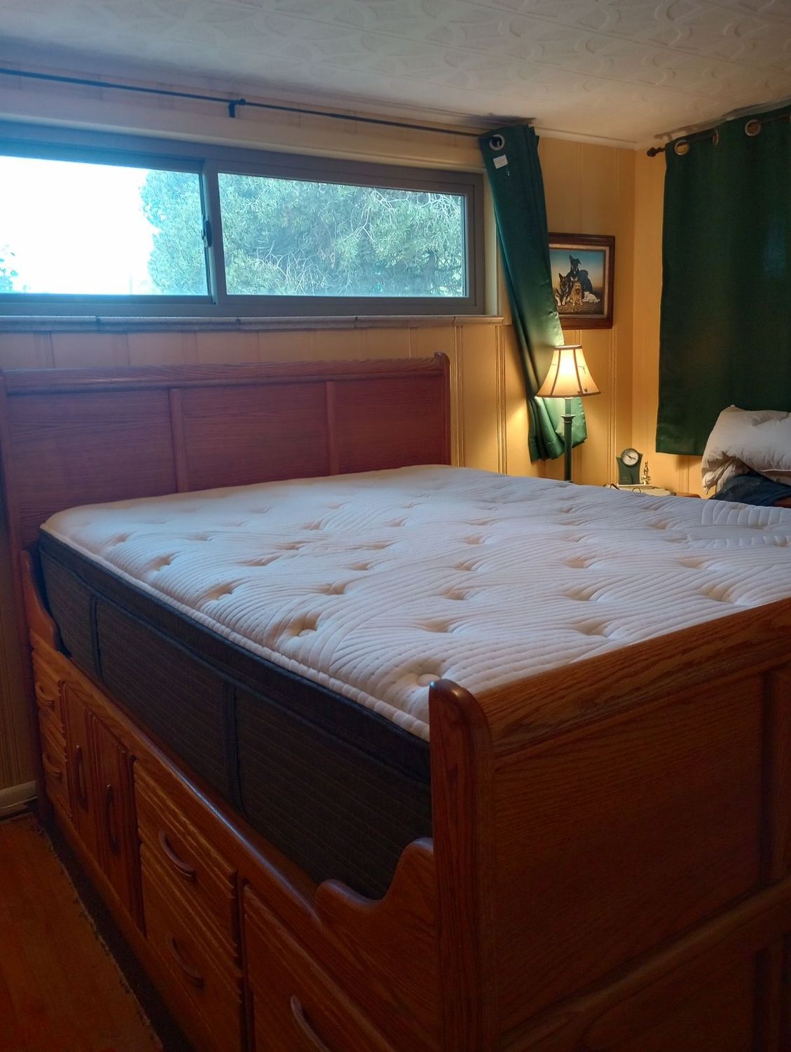 Queen Size Captain&#39;s Bed
