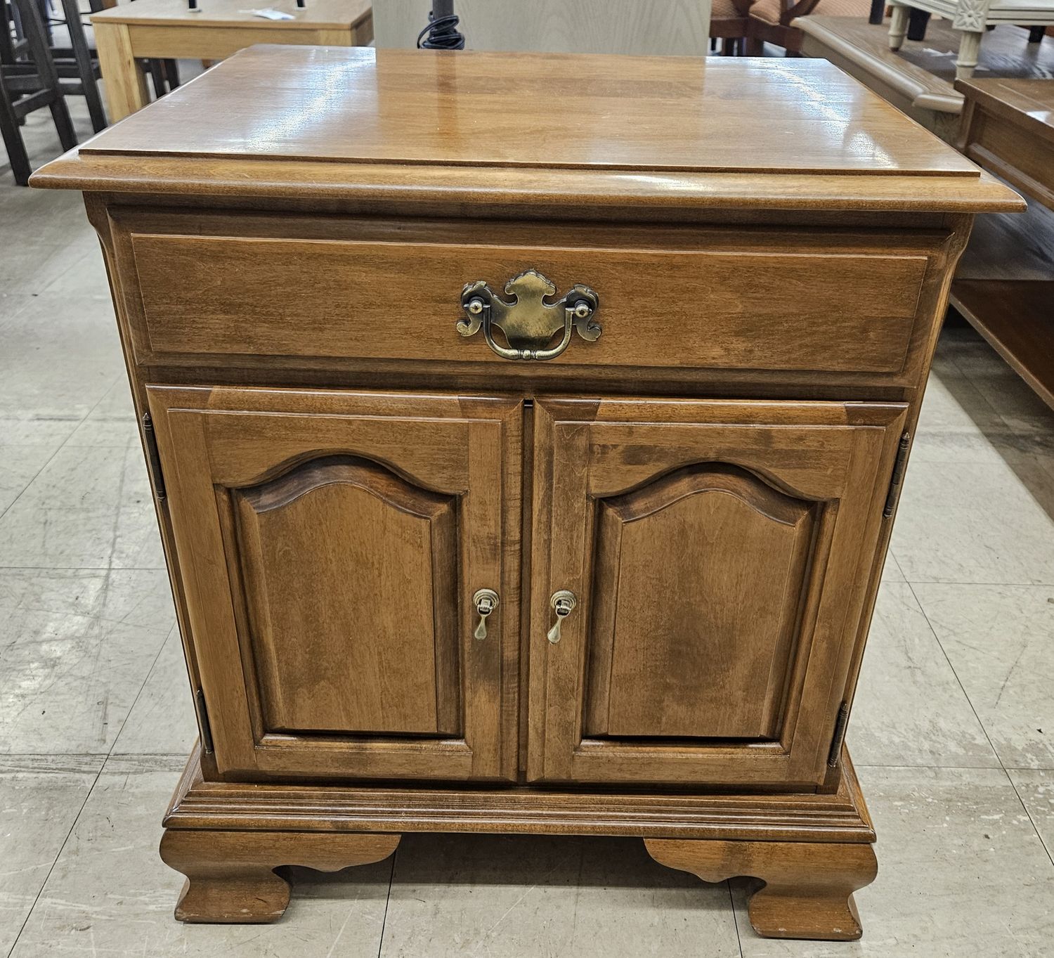Ethan Allen Heirloom Nutmeg Maple Colonial Nightstand