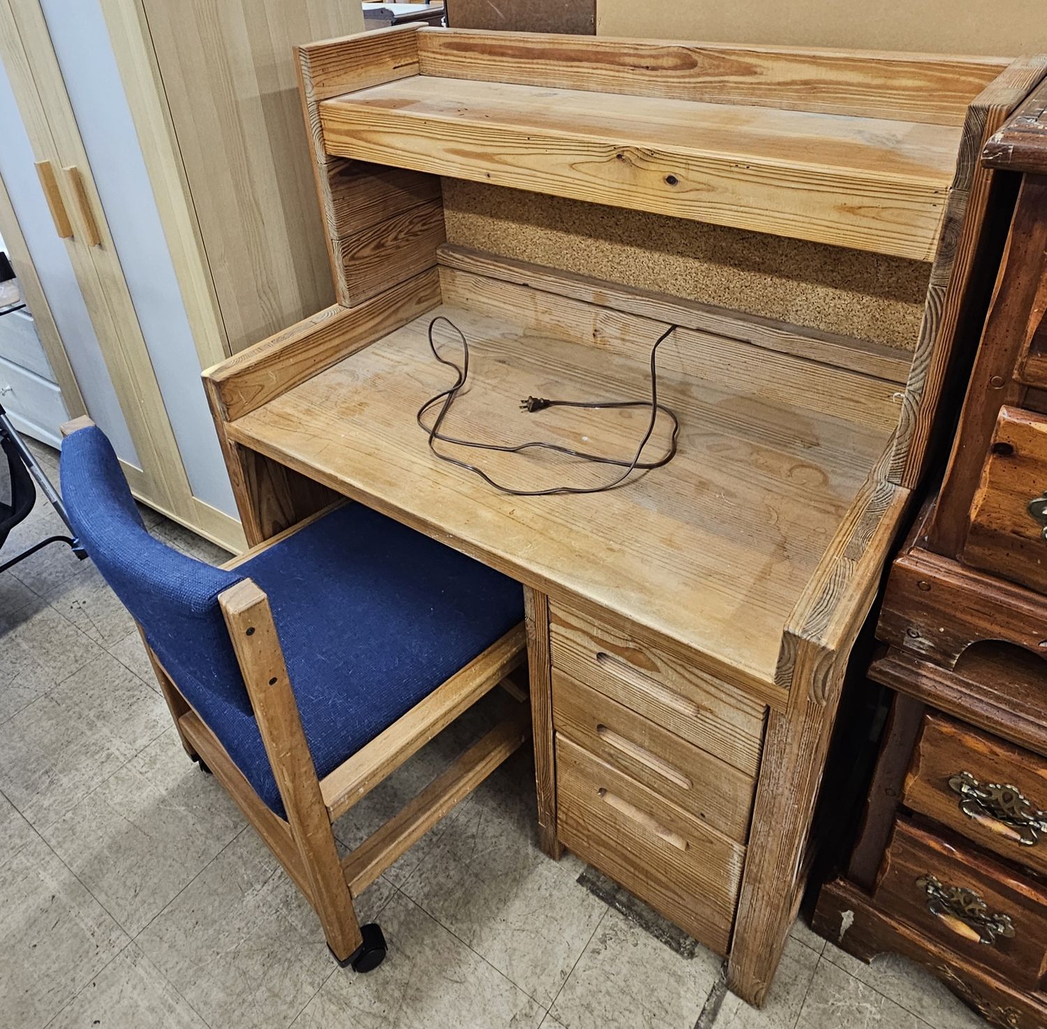 Solid end-up desk with a lighted hutch