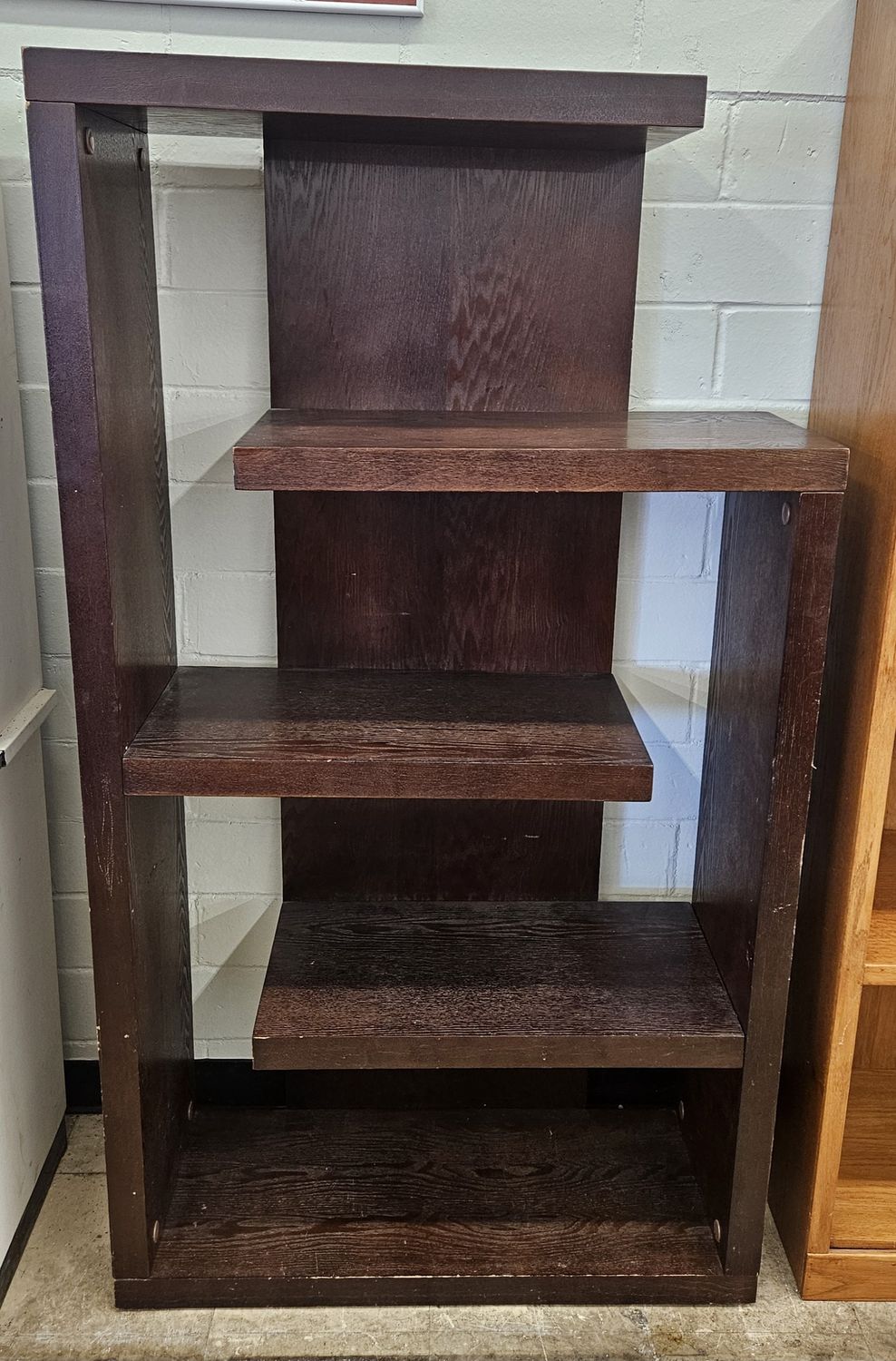 Semi-backless bookcase