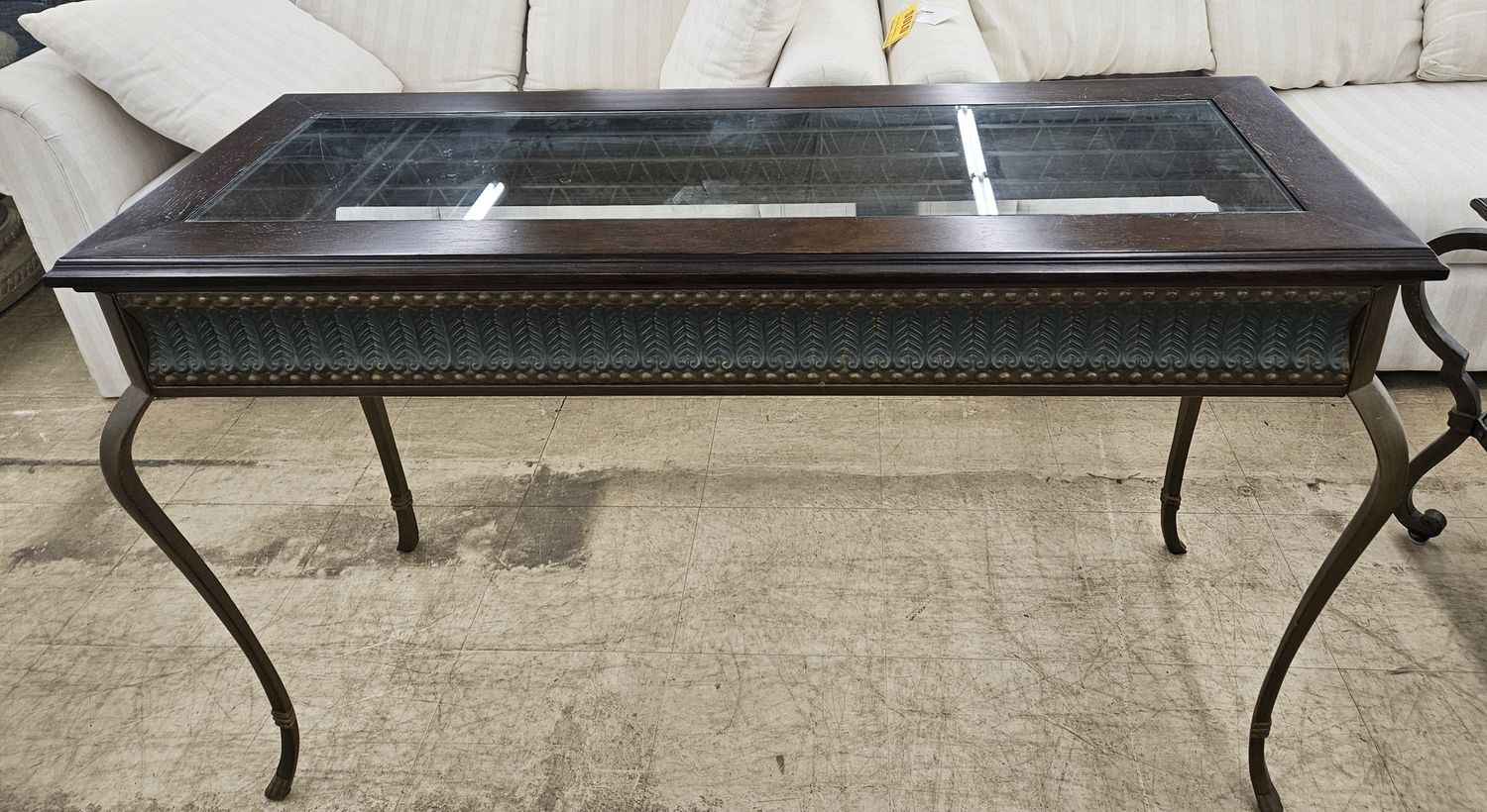 Elegant Leaf-Patterned Hall Table