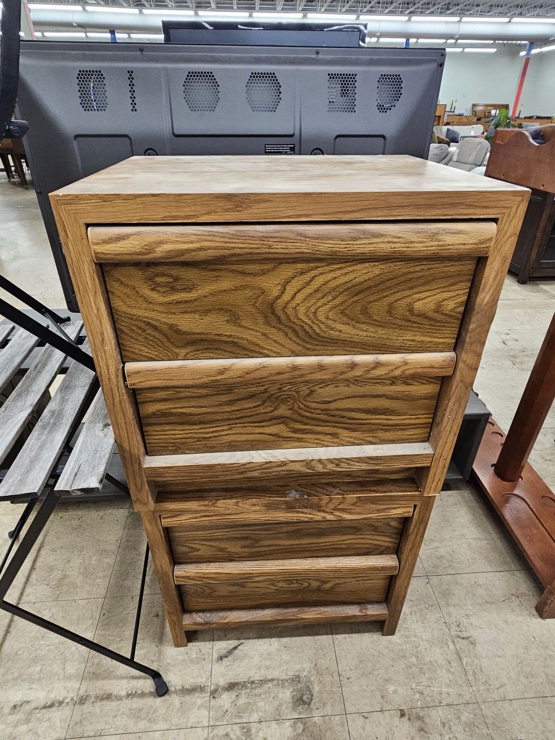 Classic wooden 2-drawer nightstand