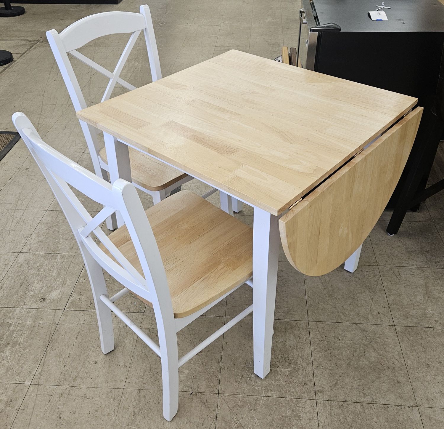 Compact and charming 3-piece dining set