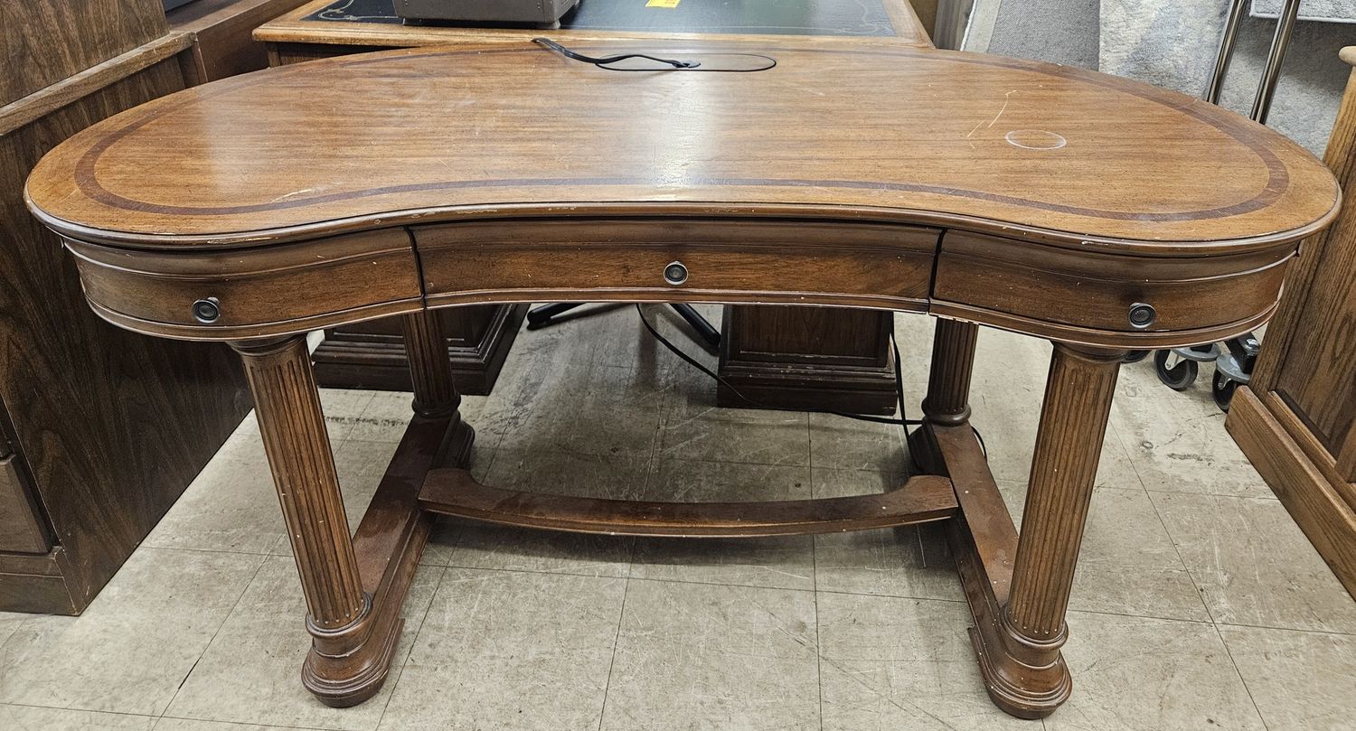 Kool kidney-shaped desk