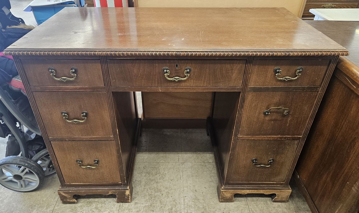 Light-toned keyhole wooden desk