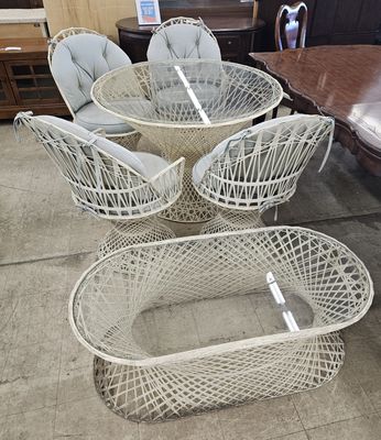 Retro-chic wicker dining set