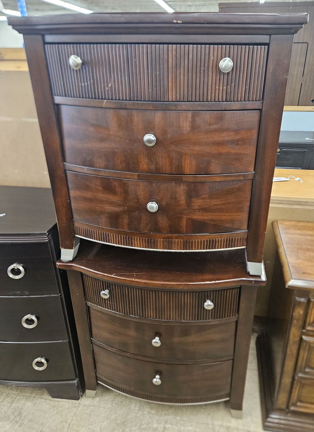 Charming three-drawer chest set