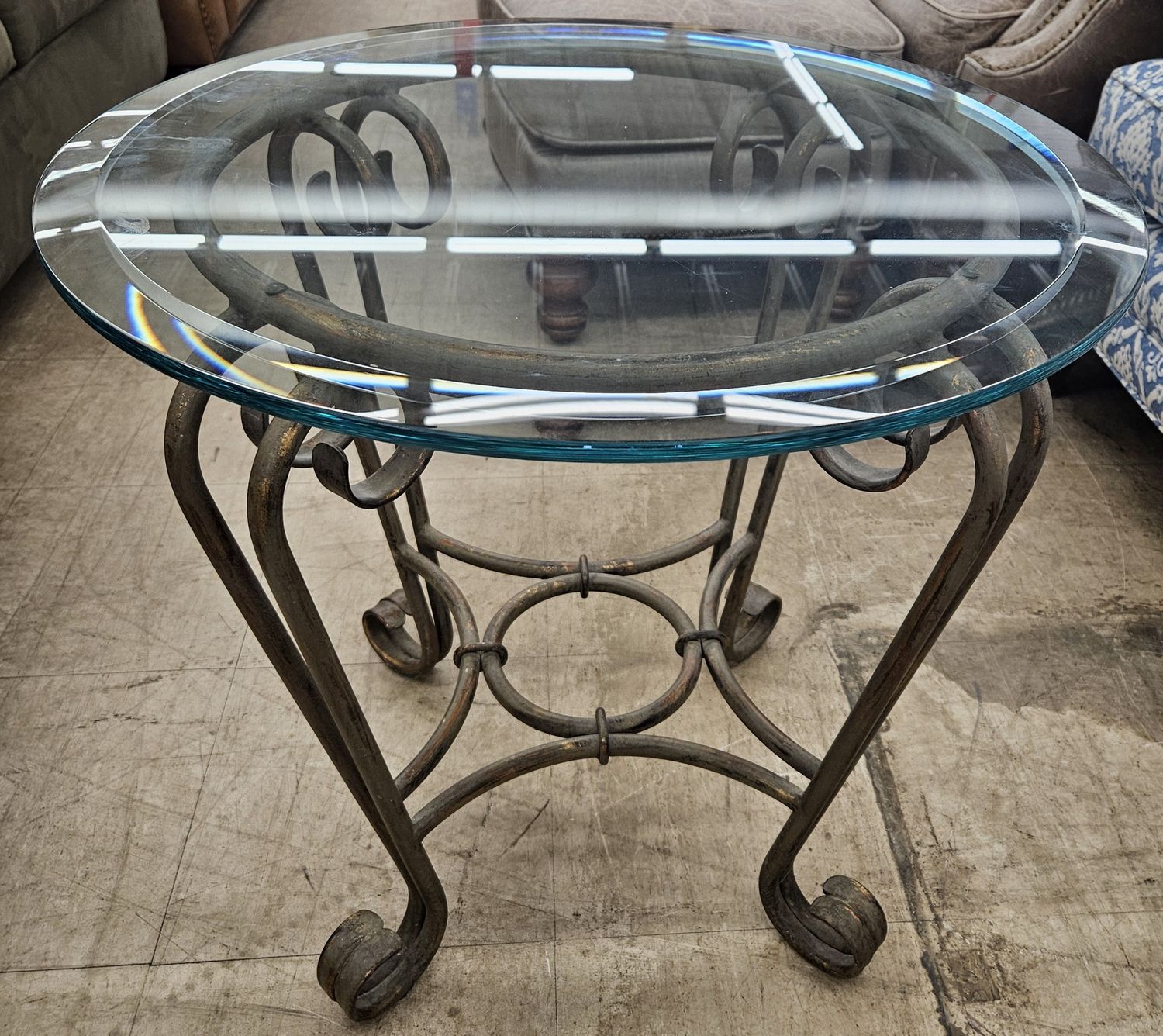 Round accent table