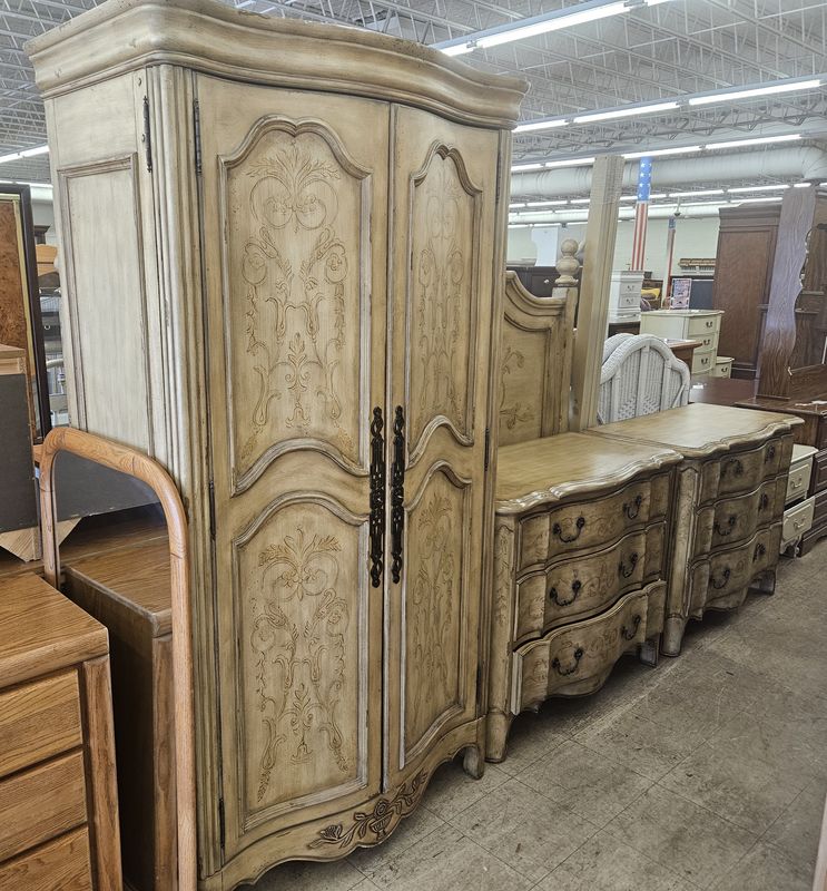 Artistica Queen Bedroom Set
