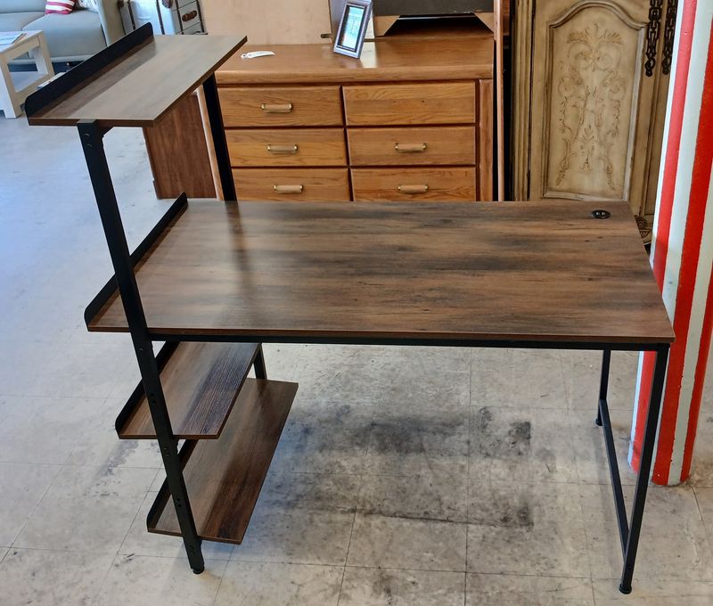 Stylish and Functional Computer Desk