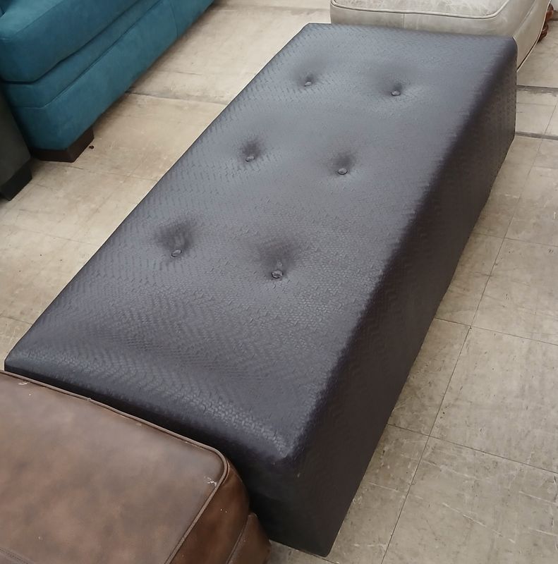 Elegant Tufted Ottoman Bench