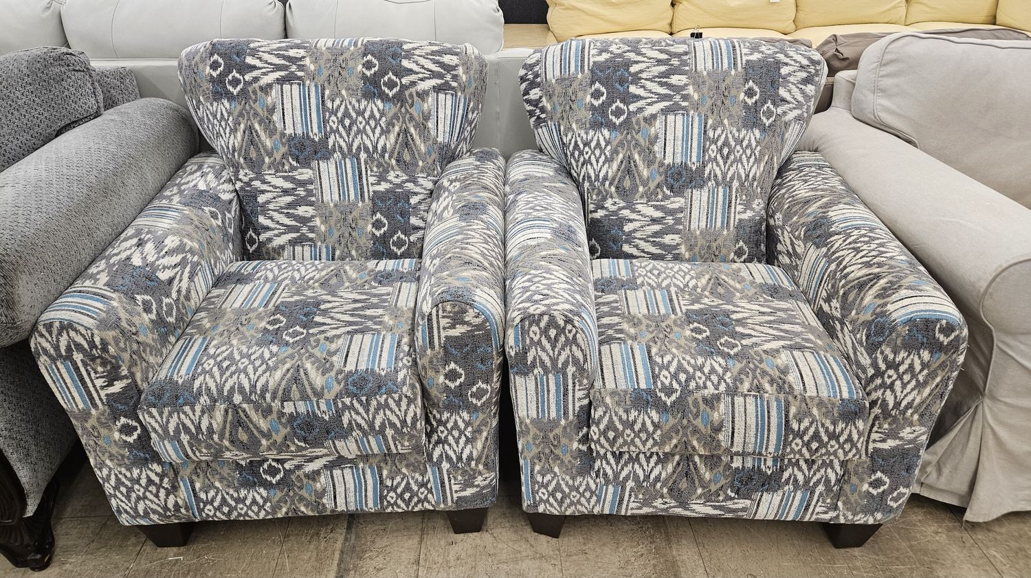 Set of 2 accent chairs