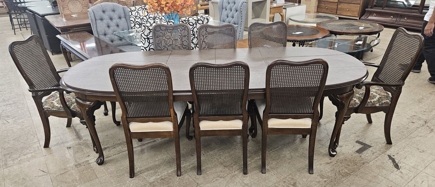Queen Anne style dining table &amp; chairs with 2 leafs