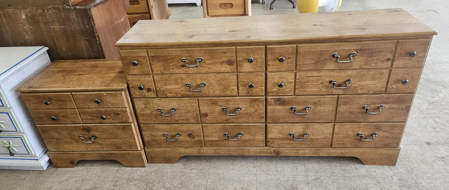 Queen bedroom set with bed, dresser nightstand &amp; mirror