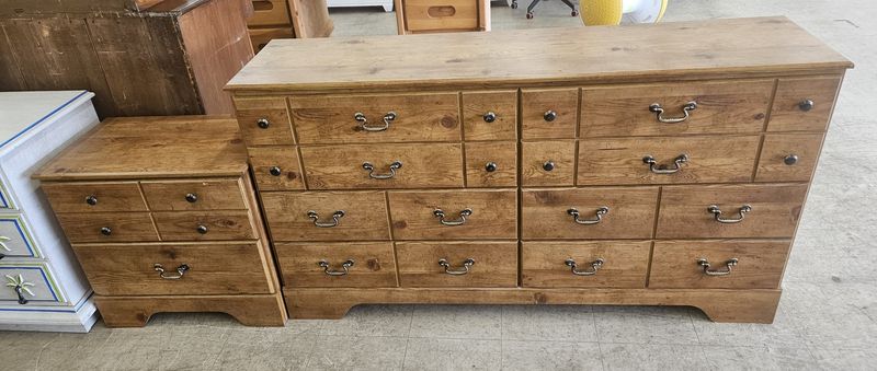 Queen bedroom set with bed, dresser nightstand &amp; mirror