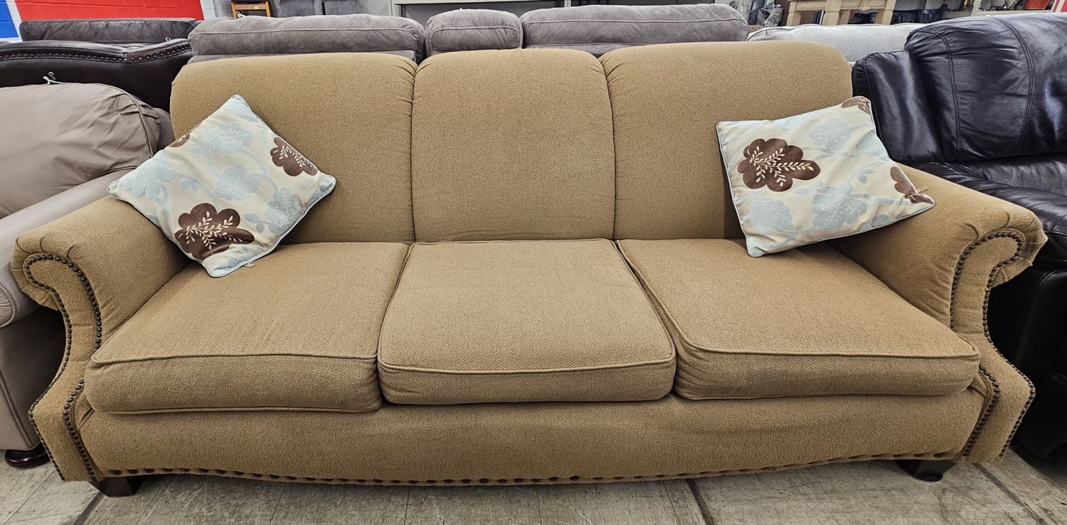 Classic and comfortable 3-seat sofa
