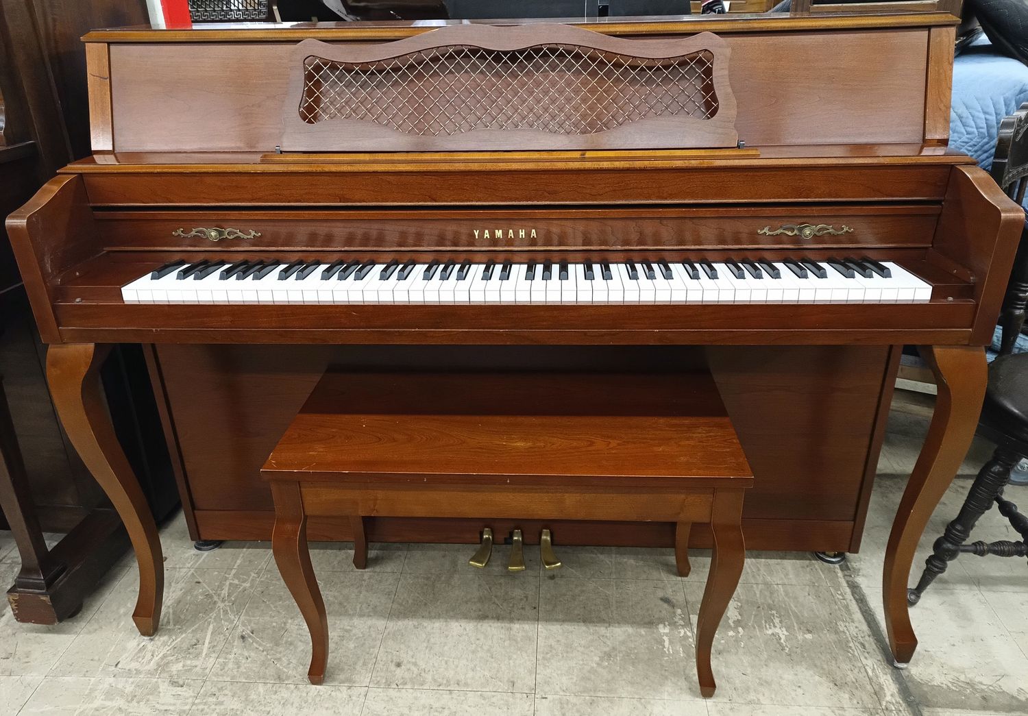 Yamaha M305 Console Piano