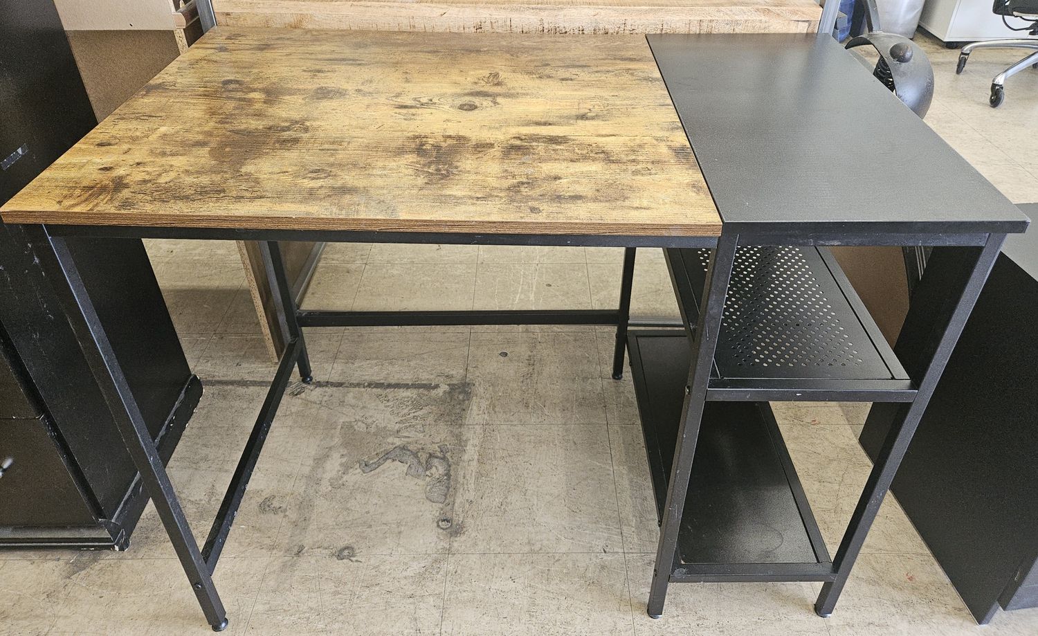 Sturdy two-tone desk!