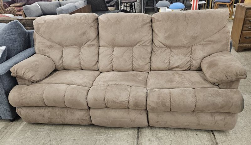 Ultra-cozy three-seater reclining sofa!