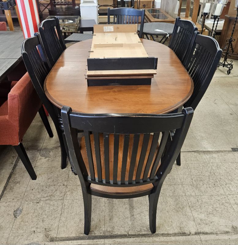 Beautiful 2-tone dining set with 2 leaf&#39;s