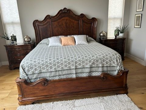 King grand traditional bedroom set