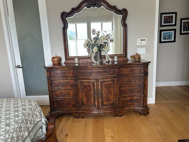 King grand traditional dresser set