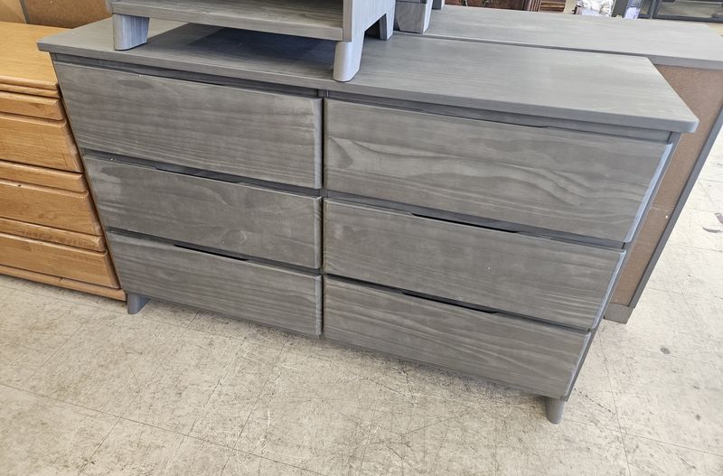 Maxwood Furniture 6-Drawer Lowboy Dresser