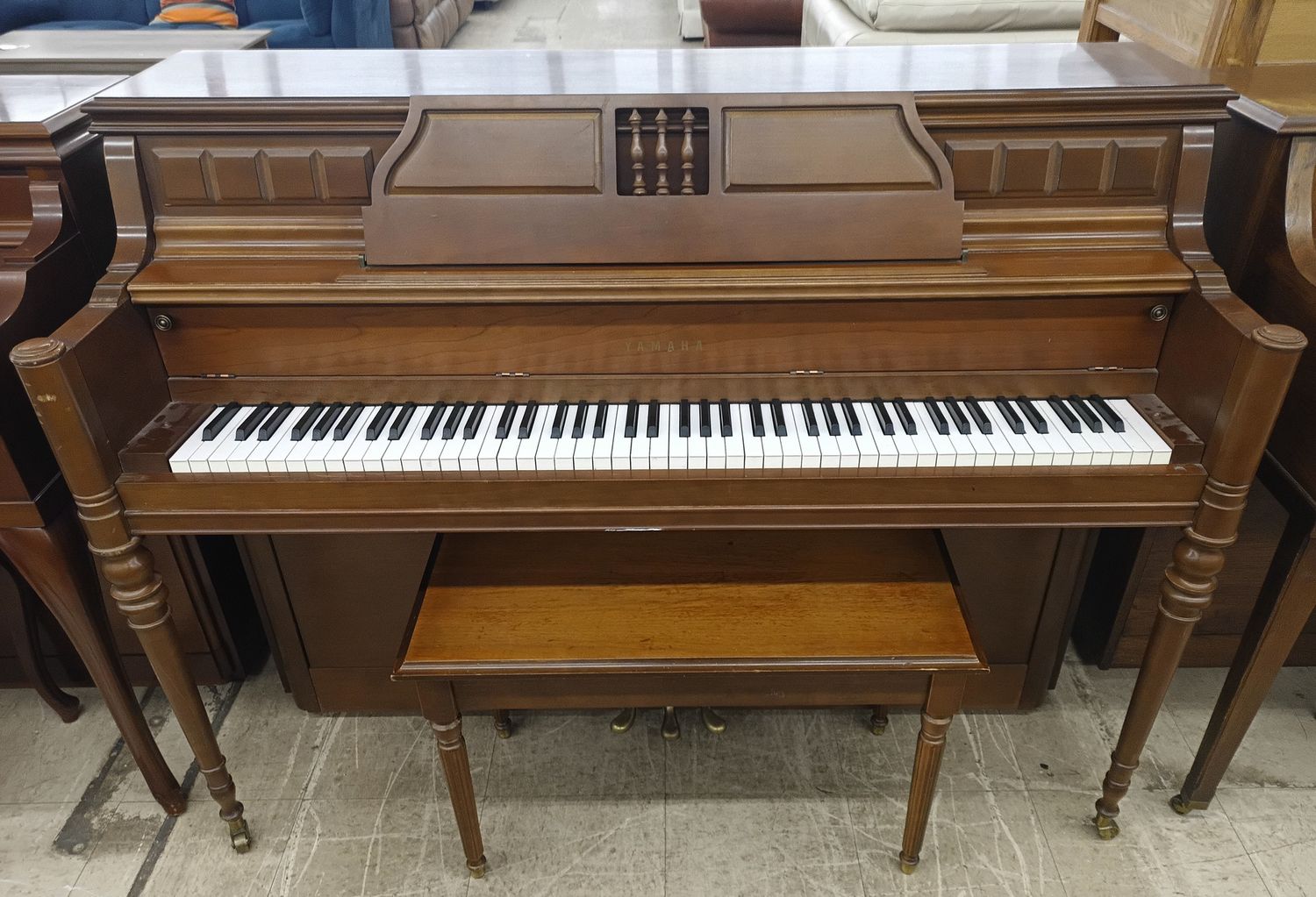 Walnut Classic – Yamaha M206 Console Piano
