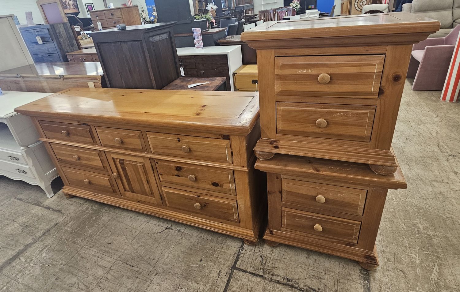 Broyhill Solid Pine 5-Piece Bedroom Set - FREE DELIVERY